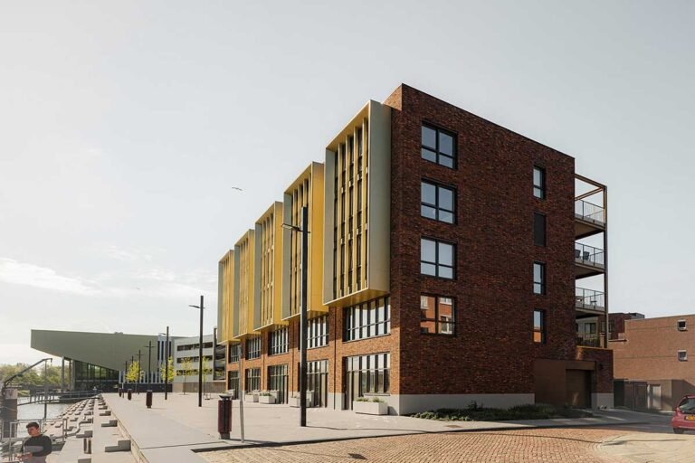 large-metal-bay-windows-on-facade-facing-to-the-river