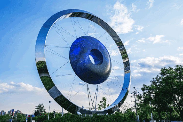 Stainless-steel-sculpture-of-windmill