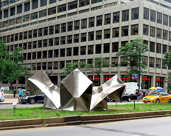 THE BEAUTY OF STAINLESS STEEL SCULPTURE 1