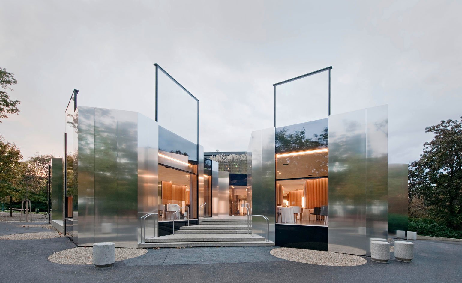 The Captivating Use of Mirrored Panels in Architectural Design